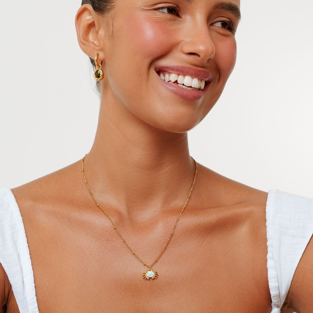 Sommerliche Damenhalskette, wasserfester Edelstahl in Gold, mit Seestern-Anhänger und Opal-Glanz.