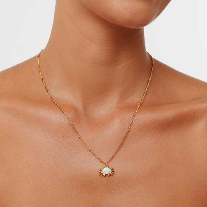 Damen Gold-Halskette mit Seestern-Anhänger in schimmernder Opaloptik, wasserfester Edelstahlschmuck.
