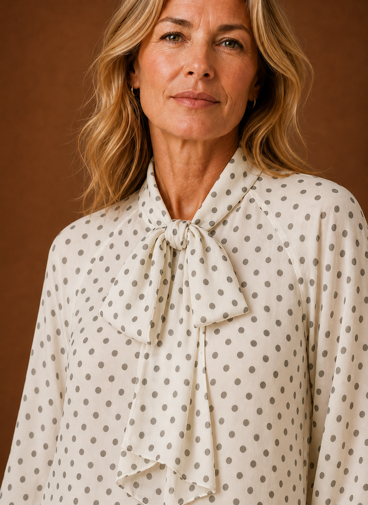 Moderne Damen Langarmbluse mit elegantem Punktemuster; ein Must-have für eine stilvolle Garderobe.