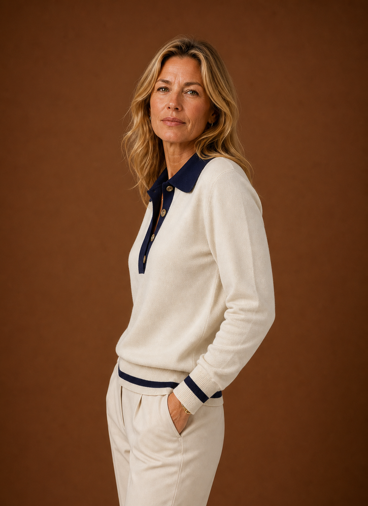 Warmer cremefarbener Damen Pullover im Polostil, mit schicker Knopfleiste, perfekt für kühle Tage.
