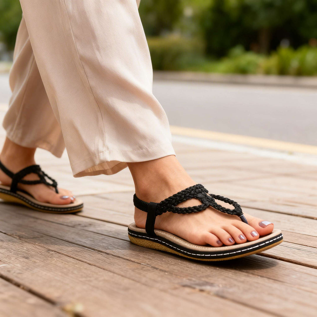 Urlaubstaugliche Damen Freizeitsandalen mit bequemer, gepolsterter Sohle und trendigem Knoten-Design.