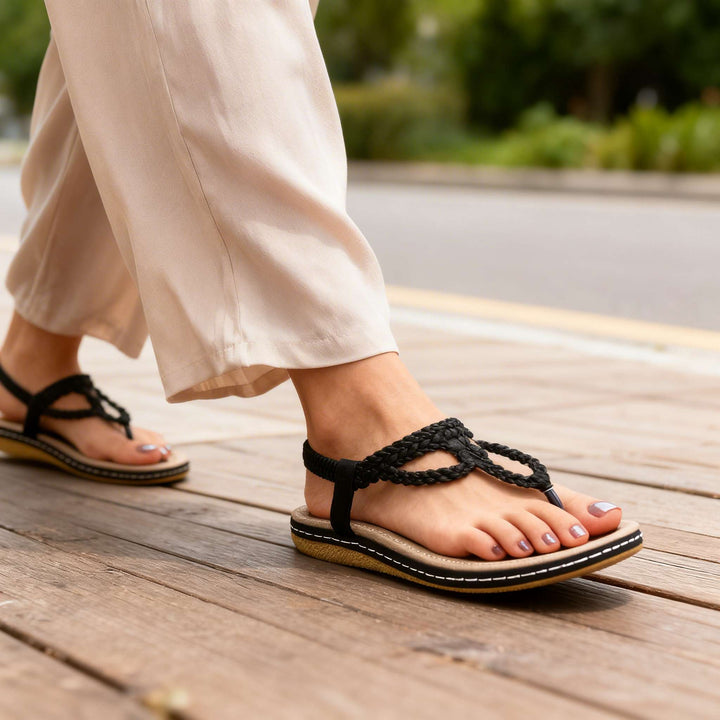 Urlaubstaugliche Damen Freizeitsandalen mit bequemer, gepolsterter Sohle und trendigem Knoten-Design.
