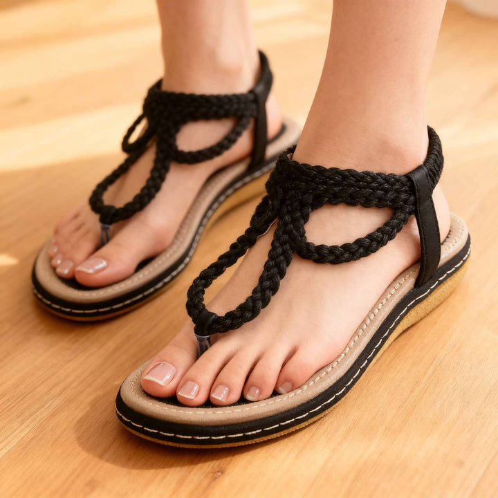 Detailaufnahme: Damen Sandalen mit auffälligem Knoten-Design, offener Zehe und komfortabler Sohle.