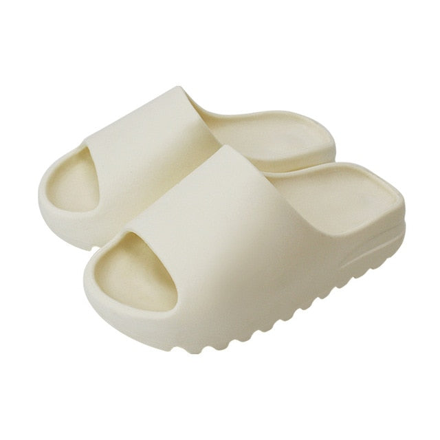 Moderne Unisex Slippers für Damen & Herren. Bequeme Freizeitpantoffeln in trendigem Design, ideal als Sandalen & Hausschuhe.