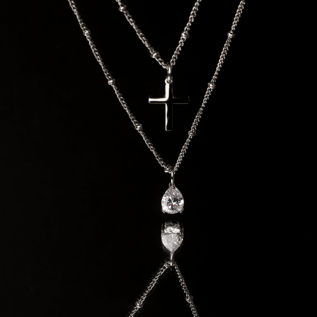 Vielseitige minimalistische Kreuzkette, perfekt als goldene oder silberne Layering-Kette für Damen. Wasserfest & hypoallergen.