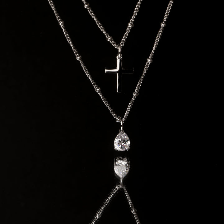 Vielseitige minimalistische Kreuzkette, perfekt als goldene oder silberne Layering-Kette für Damen. Wasserfest & hypoallergen.