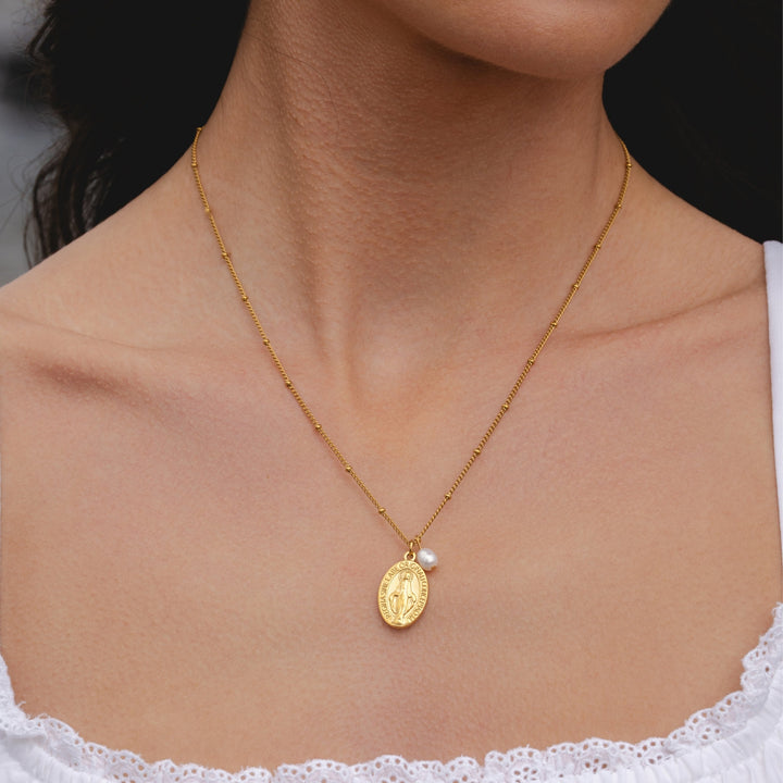 Wasserfeste Goldkette für Damen mit Kreuz-Anhänger und eleganter Süßwasserperle, ideal für jeden Tag.