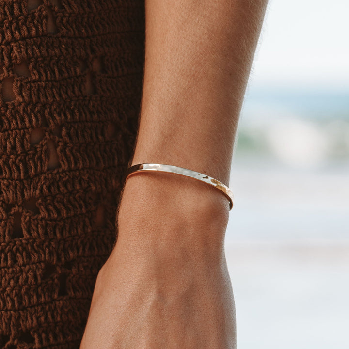 Gehämmerter Damen Armreif aus Edelstahl in Gold, verstellbar & wasserfest. Hypoallergener Goldschmuck.