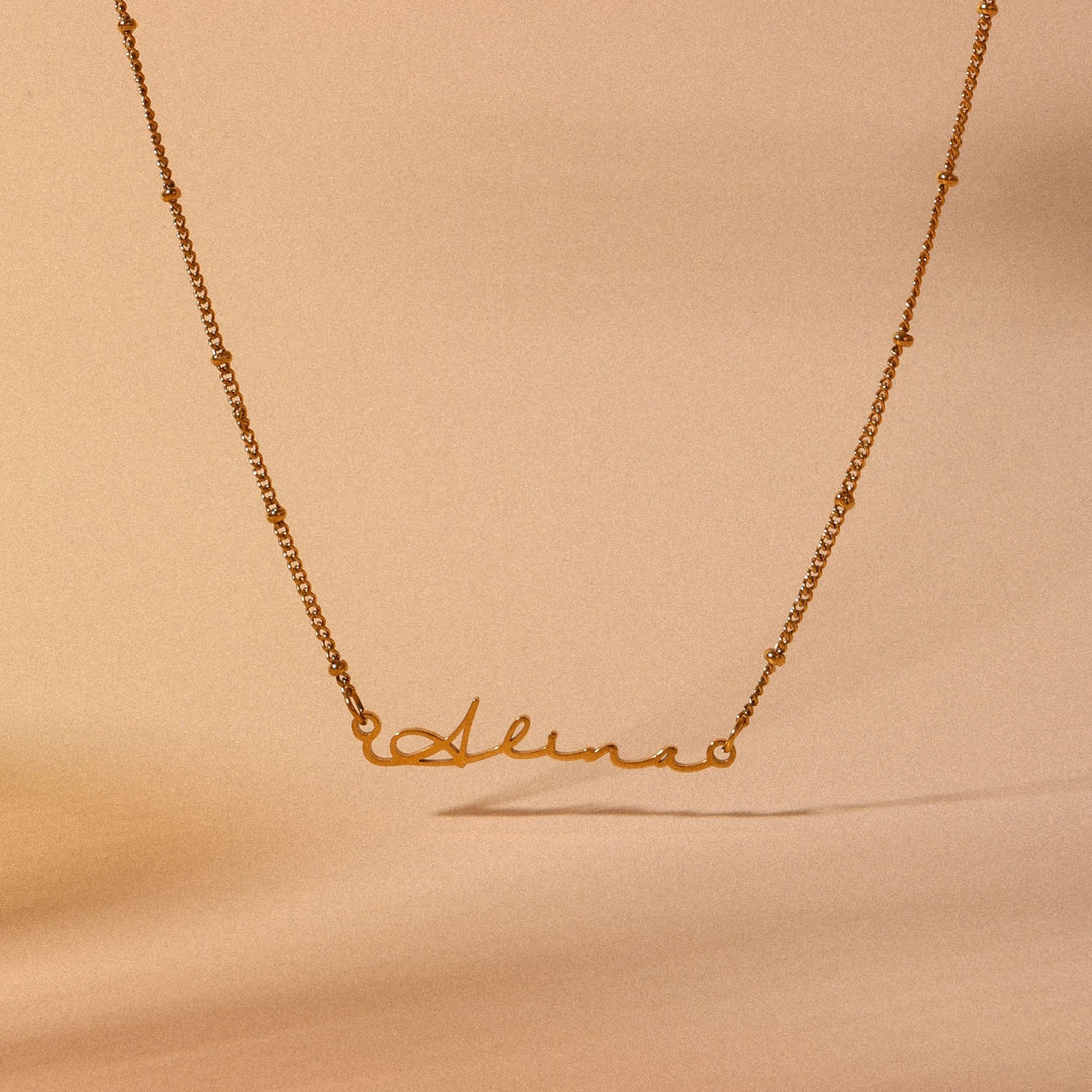 Zeitlose, elegante Damen Namenskette aus Edelstahl, personalisiert, ein vielseitiges Schmuckstück.