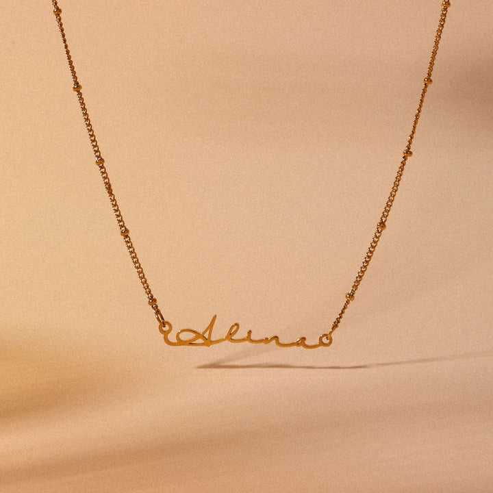 Zeitlose, elegante Damen Namenskette aus Edelstahl, personalisiert, ein vielseitiges Schmuckstück.