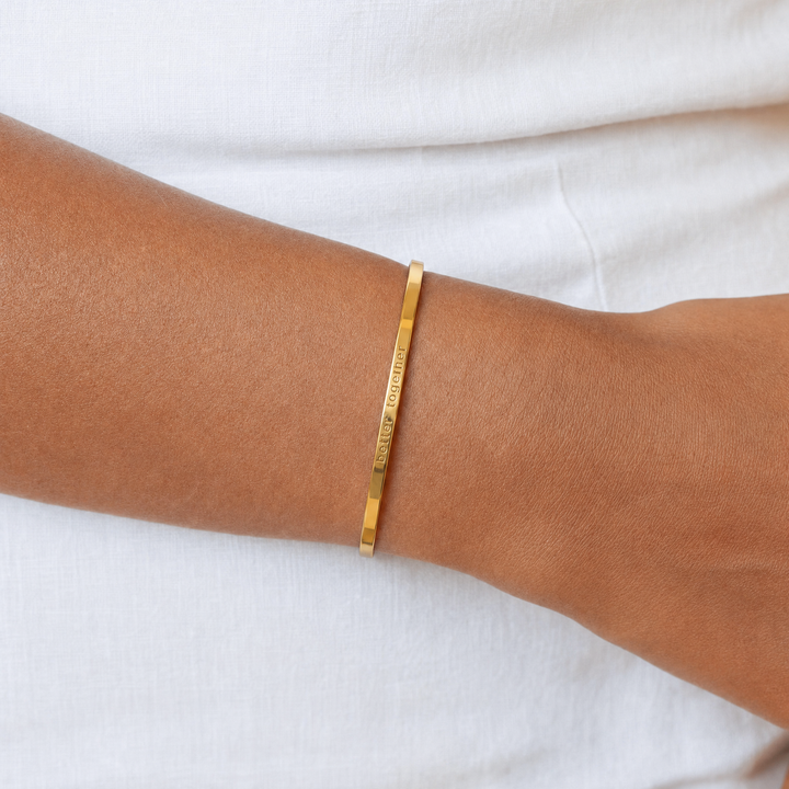 Personalisiertes Damen Gold Armreif aus wasserfestem Edelstahl mit Gravur. Hypoallergener, minimalistischer Schmuck für Frauen.