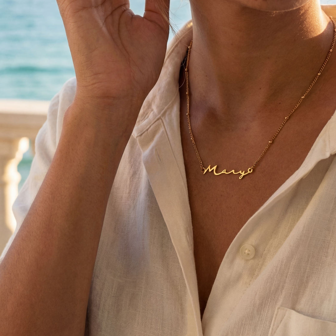 Nahaufnahme einer personalisierten Namenskette für Damen, mit individueller Gravur aus robustem Edelstahl.