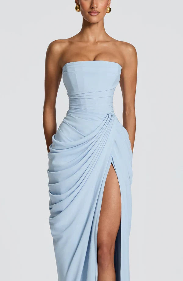 Figurbetontes Damen-Korsettkleid, trägerlos und lang, mit stilvoller Schnürung, festliches Outfit.