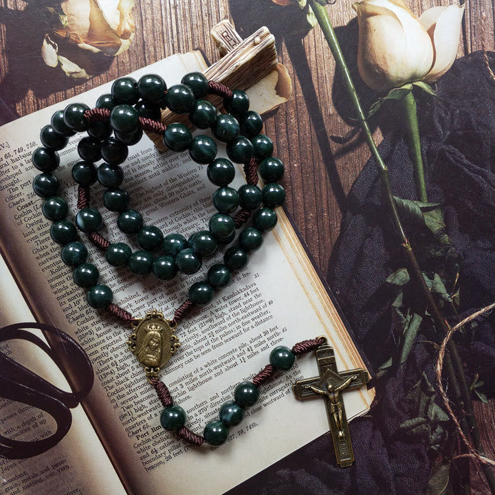 Spirituelle Moosachat Rosenkranz Halskette mit detailliertem Kreuz; Glaube und Eleganz vereint in Damenschmuck.