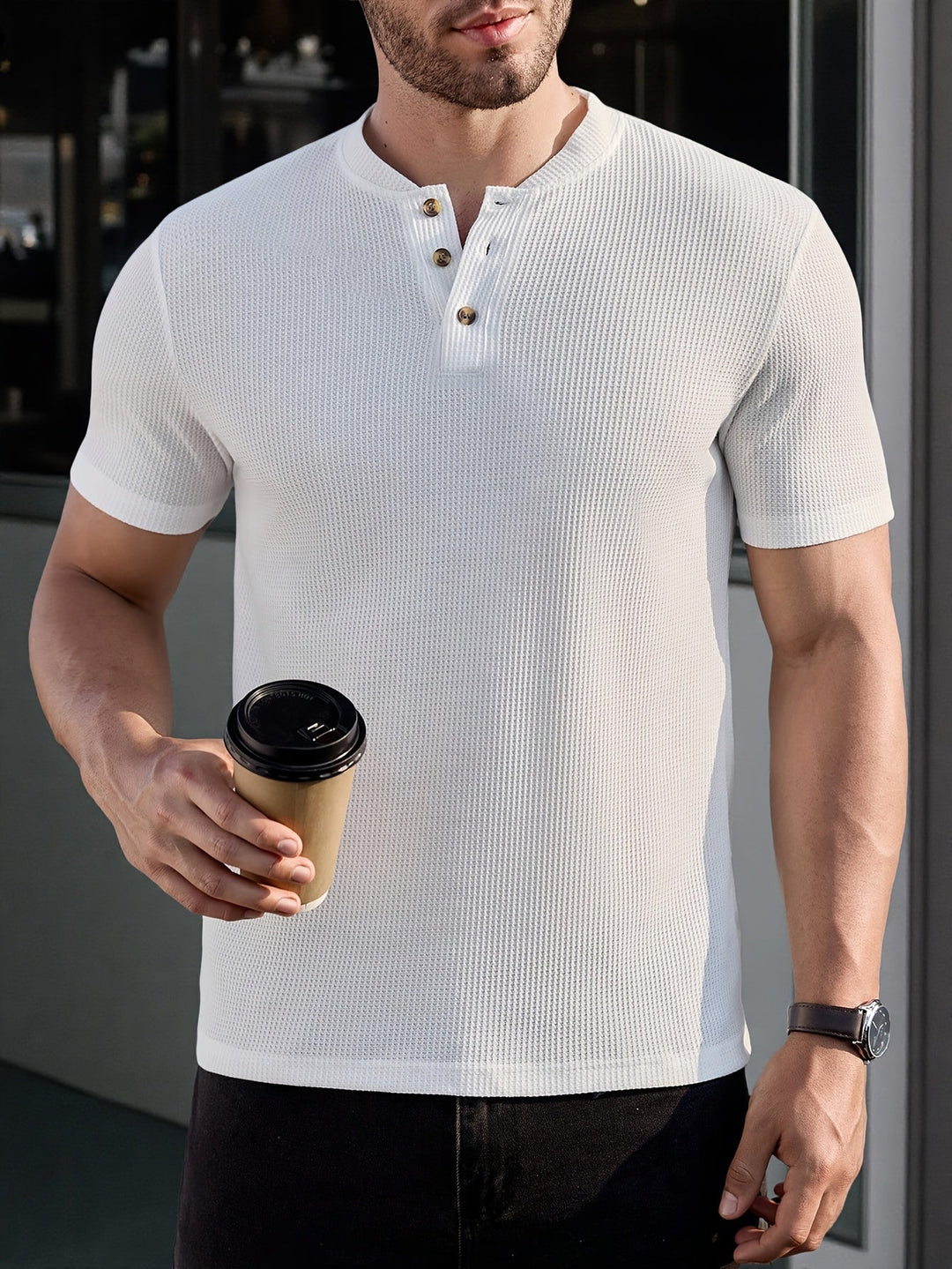 Vielseitiges Herren Henley Shirt Kurzarm, Strick-Optik, für einen lässigen und modernen Sommer-Look.