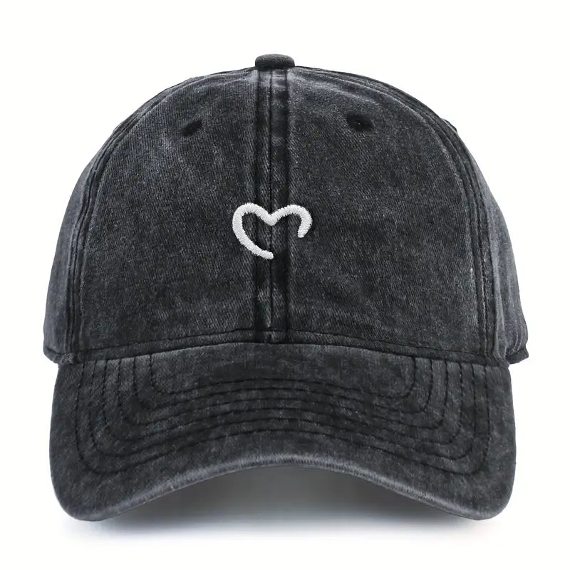 Damen Baseballcap aus Baumwolle, mit süßer Herz-Stickerei. Komfortabel, verstellbar & stilvoll für jeden Anlass.