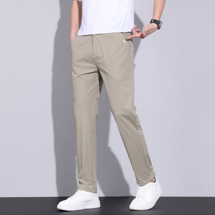 Man trägt moderne, schnelltrocknende Herrenhose im schmalen Slim Fit mit komfortablem Elastikbund, vielseitig.