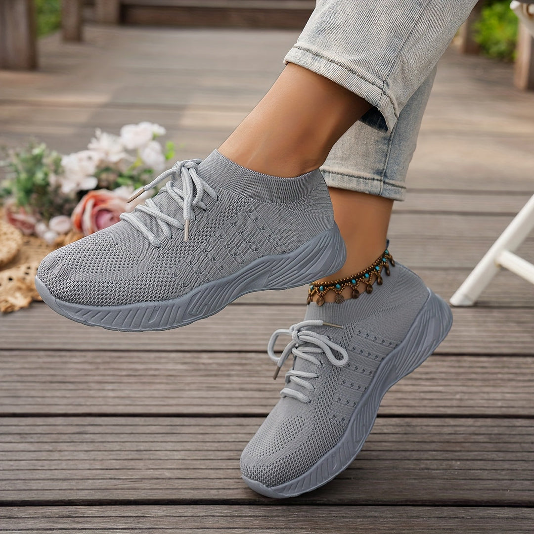 Elegante schwarze Damenschuhe als Freizeitschuhe. Komfortable und leichte Alltagsschuhe mit gepolstertem Fußbett.