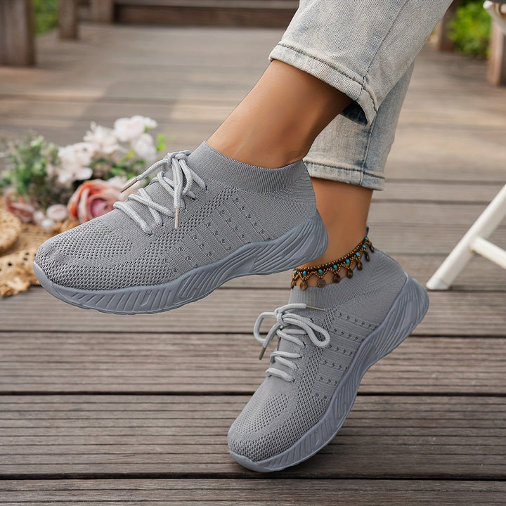 Elegante schwarze Damenschuhe als Freizeitschuhe. Komfortable und leichte Alltagsschuhe mit gepolstertem Fußbett.