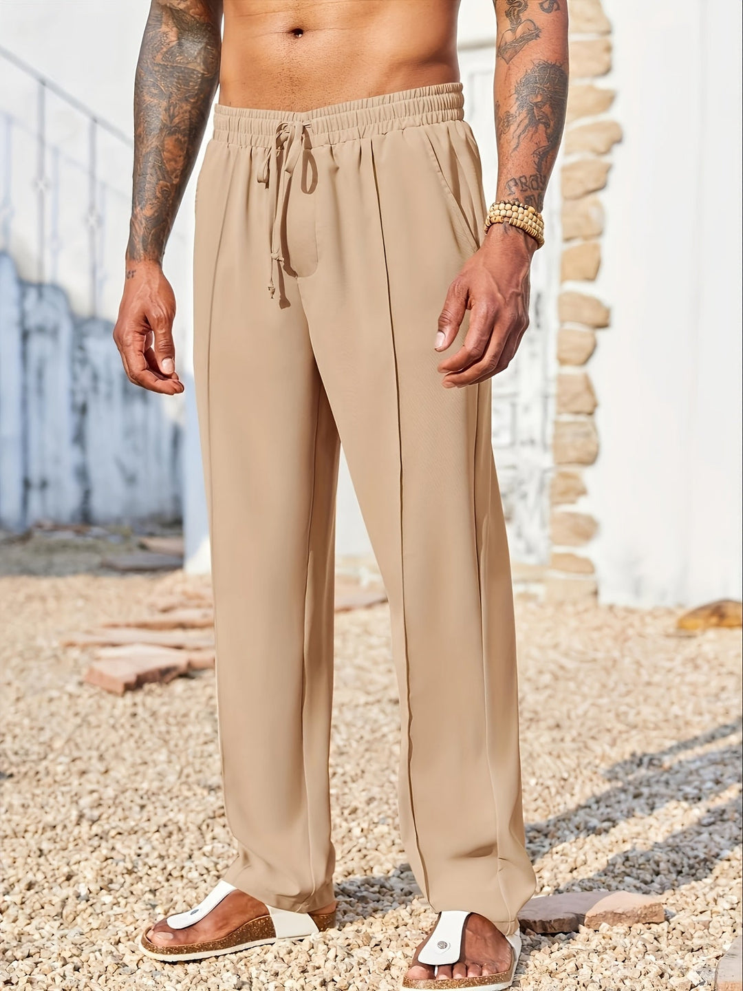 Gefaltete, knitterfreie Herrenhose, gerader Schnitt, knöchellang. Optimal für Businessreisen & den Alltag.