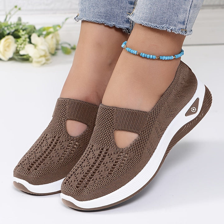 Seitenansicht der bequemen Sportschuhe für Damen. Ergonomisches Design für optimalen Komfort.