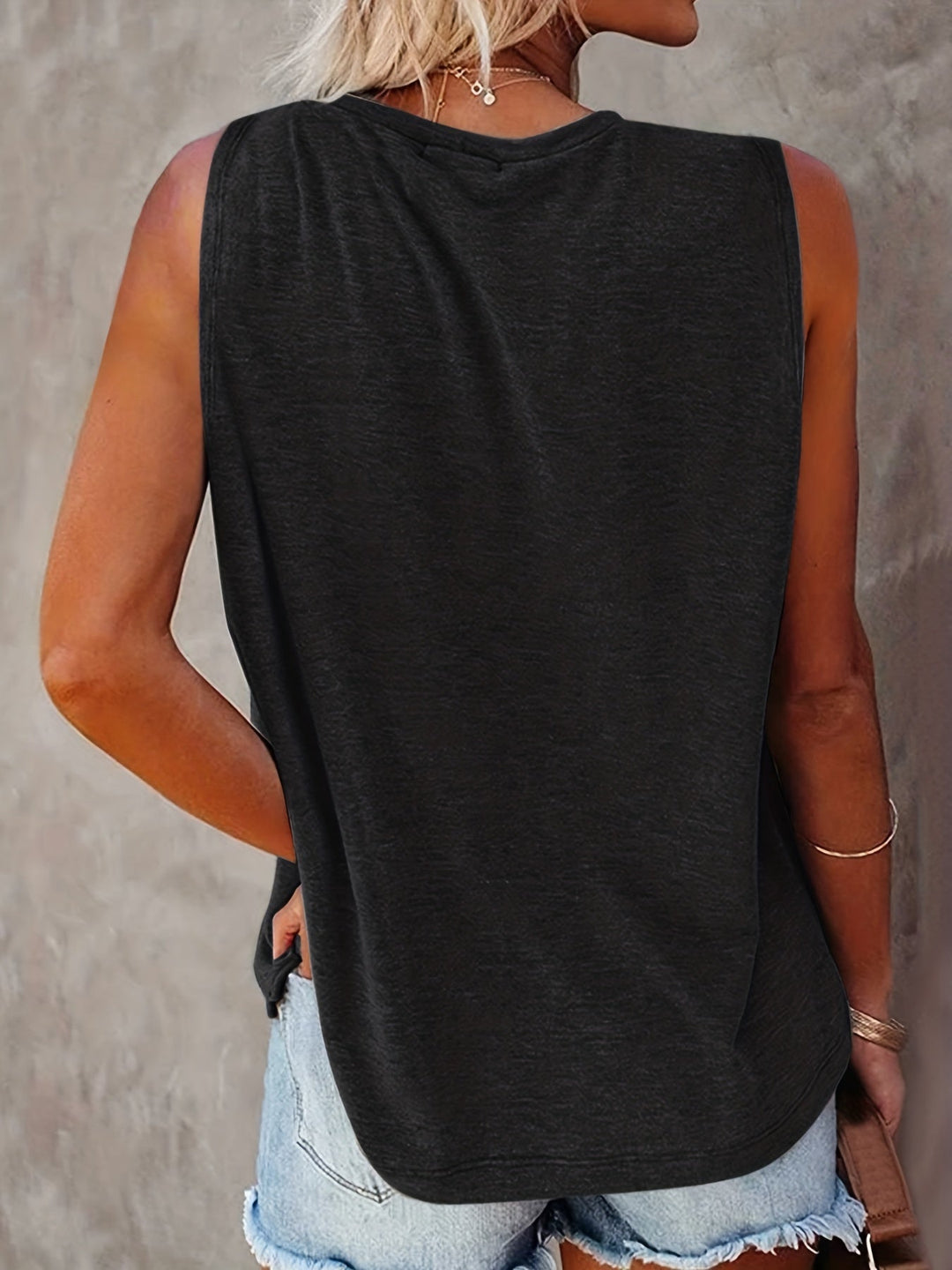 Festival Outfit Damen: Lässiges Boho Tanktop mit Sonne-Mond Mandala und ärmellosem Schnitt.