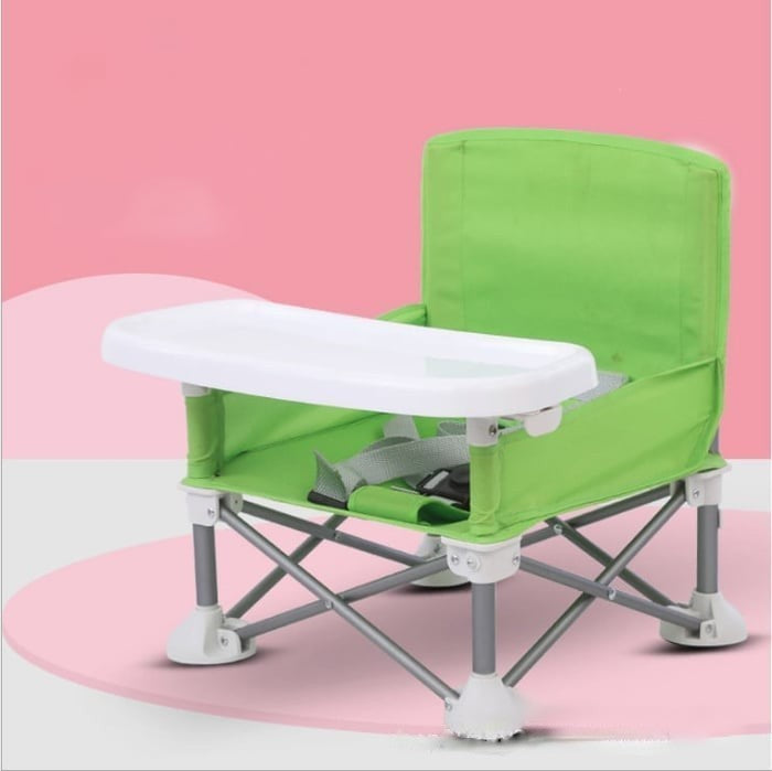 Moderner Kinderhochstuhl mit verstellbarer Rückenlehne. Bequemer und sicherer Babysitz für komfortable Mahlzeiten.