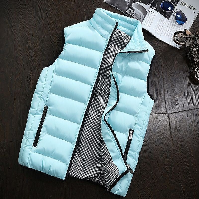 Vielseitige Outdoorweste für Herren, wasserabweisend, gefüttert und mit Stehkragen. Optimal für kühle Tage.