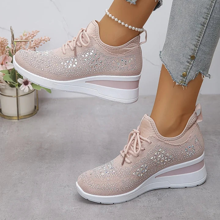 Moderne Damen-Turnschuhe, orthopädisch und rutschfest, mit atmungsaktivem Obermaterial für ein gutes Klima.