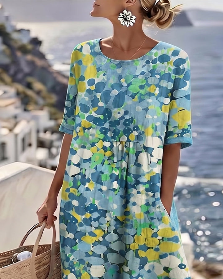 Luftiges Midikleid für Damen mit floralem Muster, ideal als Freizeitkleid oder für den Urlaub.