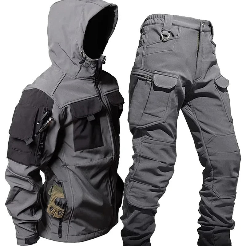 Herren Wasserdichter Regenanzug mit Kapuze für Outdoor. Stilvoller, zweiteiliger Schutz bei jedem Wetter.