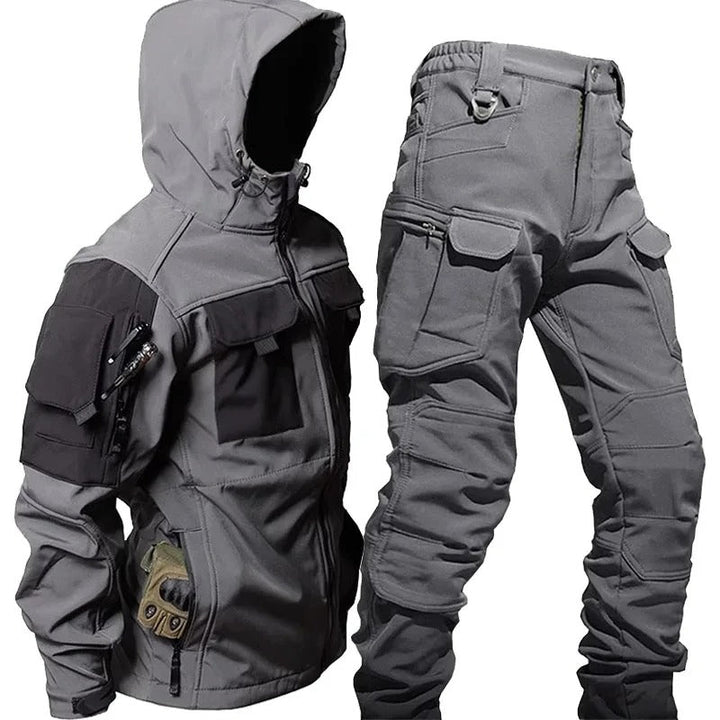 Herren Wasserdichter Regenanzug mit Kapuze für Outdoor. Stilvoller, zweiteiliger Schutz bei jedem Wetter.