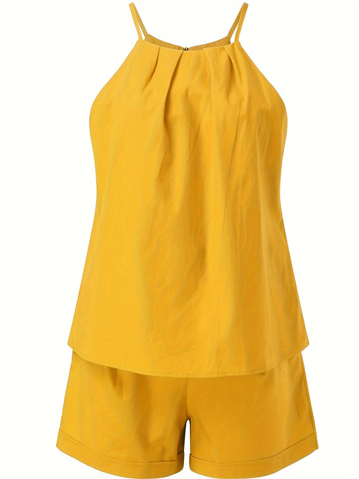 Zweiteiliges Damen Set für den Sommer: ärmelloses Blusentop und Shorts mit Gürtel in dezentem Look.