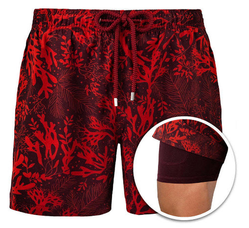 Modische doppellagige Herren-Sommershorts, trendige kurze Hose für den modernen Mann.