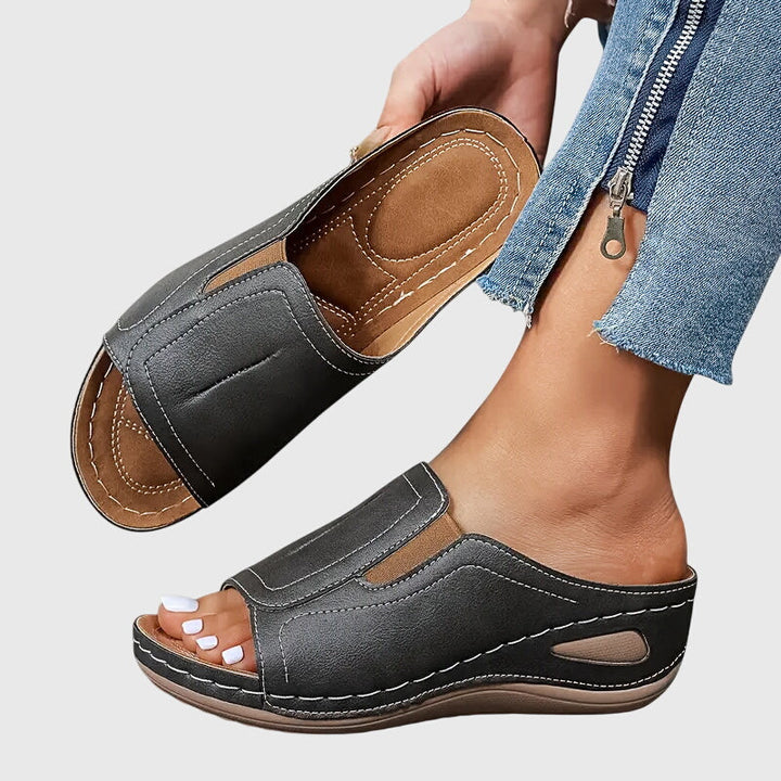Stilvolle flache Damensandalen Aretha, elegant und vielseitig für Freizeit und entspannte Sommerlooks.