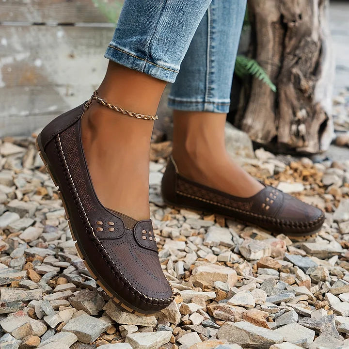 Nahaufnahme der Fersenpartie der Elora Slip-On Damenschuhe, unterstreicht den Slip-On-Stil.