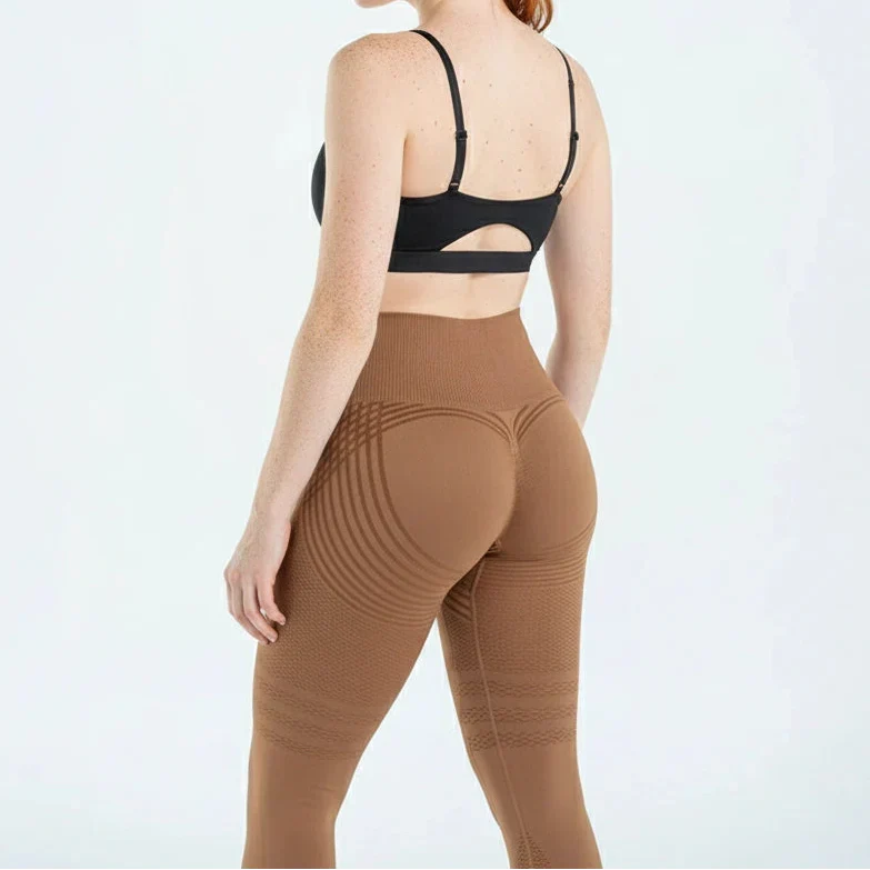 Rückenansicht: Modell in atmungsaktiver Damen High Waist Kompressionsleggings, bereit für intensives Training.