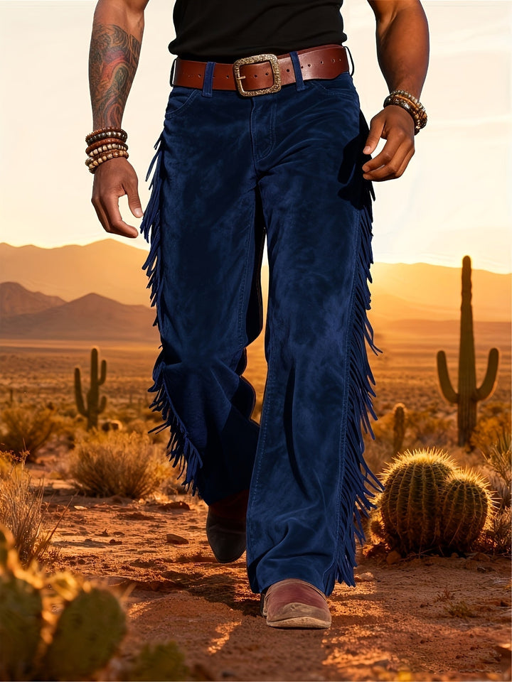Nahaufnahme der Fransen an einer Herren Westernhose in Wildlederoptik. Detail des lockeren Schnitts.