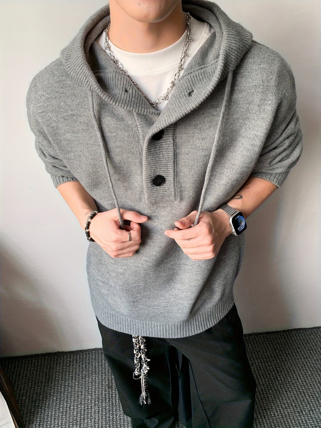 Stylischer Herren Strick Hoodie dunkelgrau mit praktischer Knopfleiste und Kapuze, lässiger Schnitt.