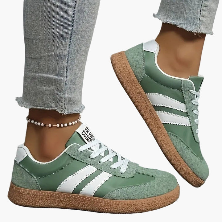 Weiße Damen Retro Turnschuhe, perfekte Freizeitschuhe für sportlich-eleganten Alltag.