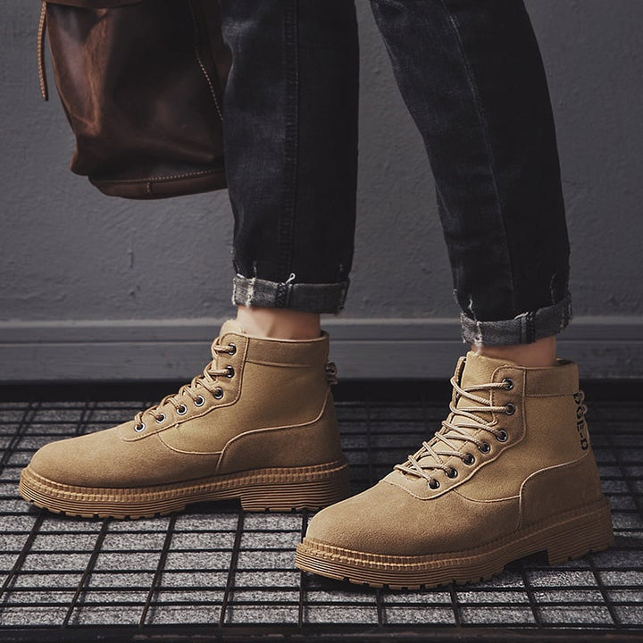 Herren Schnürstiefel hoch mit runder Zehenpartie und strapazierfähiger Sohle für Alltag und Freizeit.
