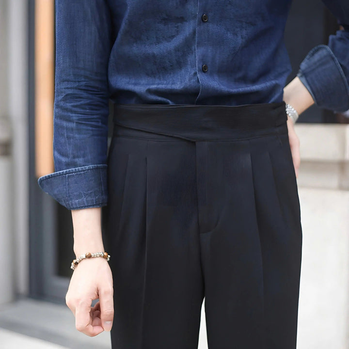 Stilvolle schwarze Herrenhose, zeitlos und bequem, ideal für jeden eleganten Anlass.