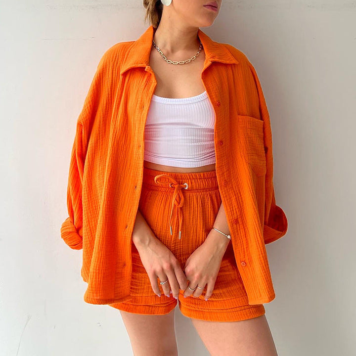 Lässiges Damen Sommeroutfit: Modisches 3-teiliges Set mit Crop-Top, Shorts und lockerem Hemd.