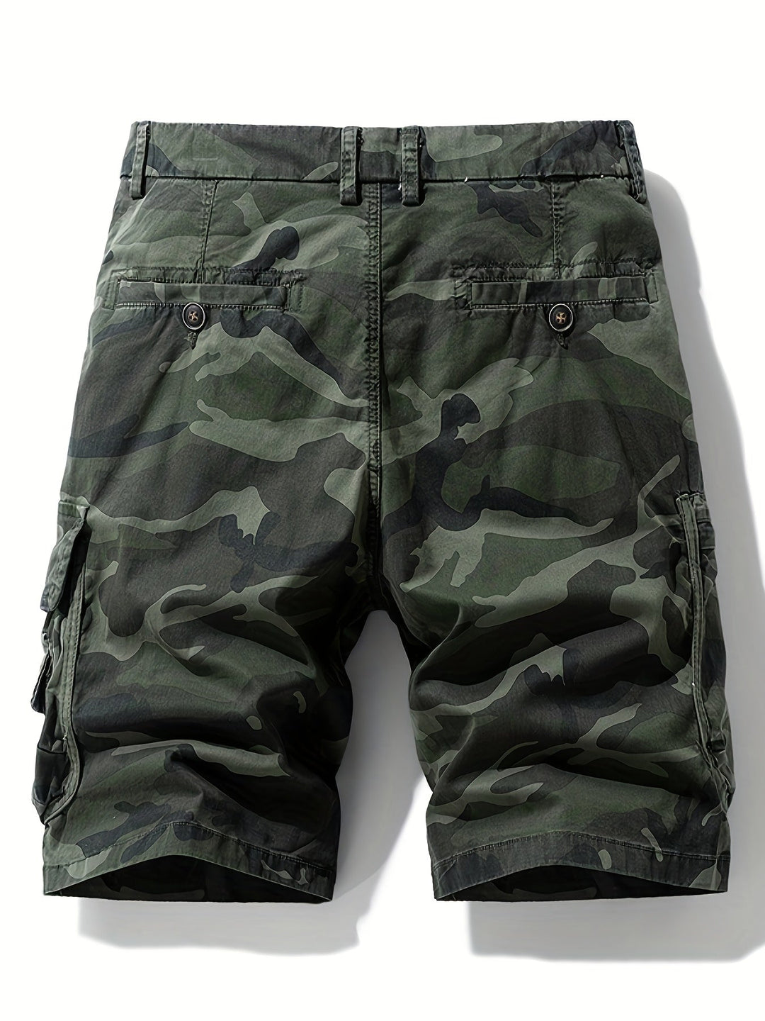 Robuste kurze Hose: Herren Camouflage Cargo-Shorts mit vielen praktischen Taschen.