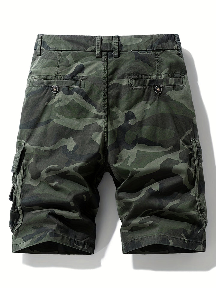 Robuste kurze Hose: Herren Camouflage Cargo-Shorts mit vielen praktischen Taschen.