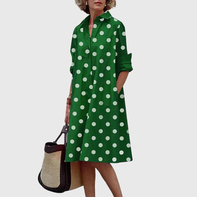 Model sitzt entspannt im Damen Sommerkleid, Relaxed Fit, zeigt Komfort und Lässigkeit.