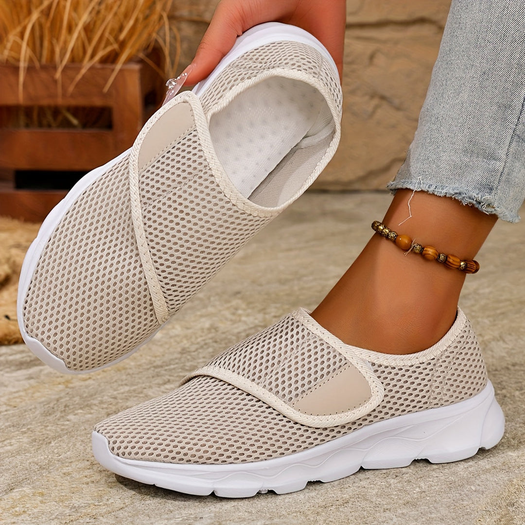 Leichte Freizeitschuhe für Damen, beige Slip-On Sneaker, verstellbar und komfortabel.