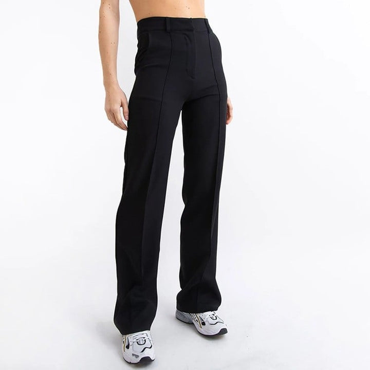 Frau trägt elegante Damen Businesshose, hoher Bund, gerades Bein, ideal für professionellen Look.