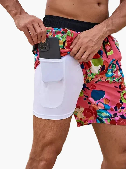 Stylische Herren Swimshorts im tropischen Design, schnell trocknend, mit Kompressions-Innenshorts für Halt.