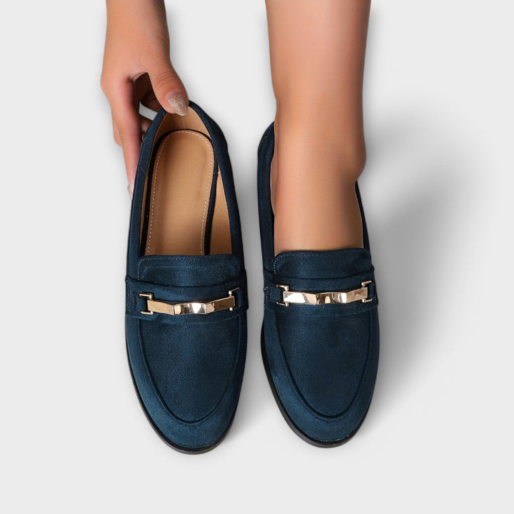Stilvolle blaue Damen Loafer Slipper, bequeme Sommerschuhe. Perfekt für Damenmode und Freizeit.